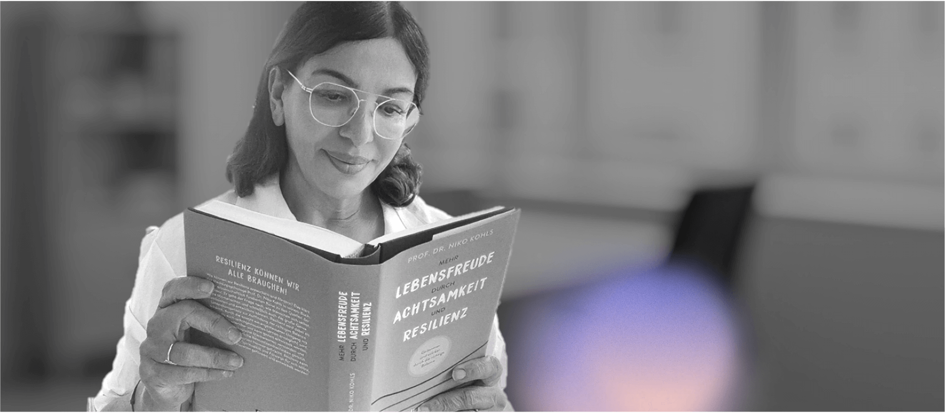 Therapeutin Dilek Beuth mit Buch